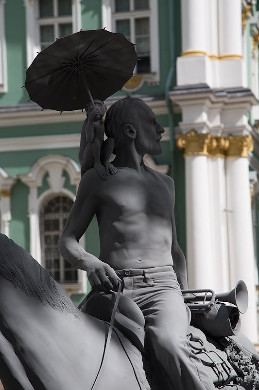 ОДИНОКИЙ ВСАДНИК ВО ДВОРЕ ЭРМИТАЖА