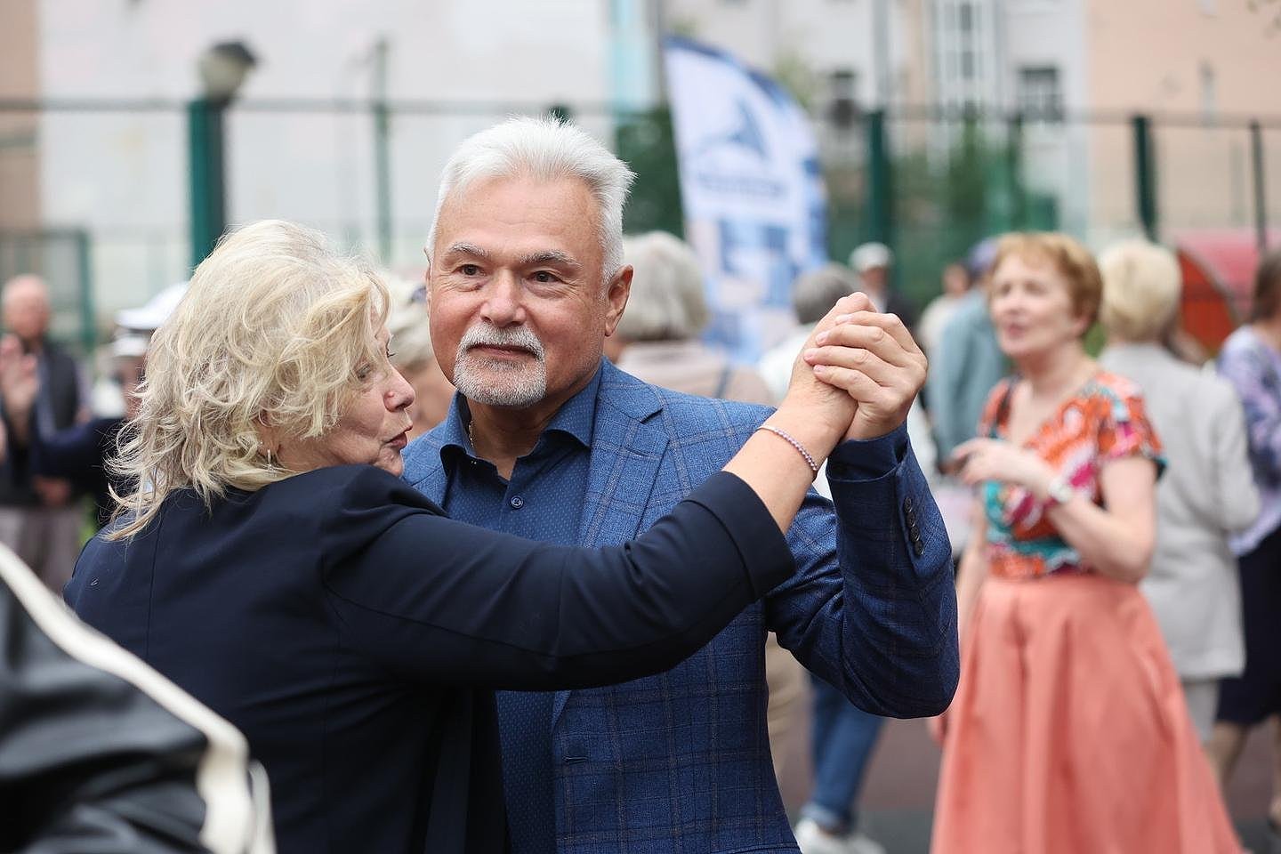 ПОТАНЦЕВАТЬ И ПОИГРАТЬ В БИРЮЛЬКИ