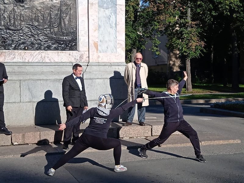 ШПАГИ НАГОЛО