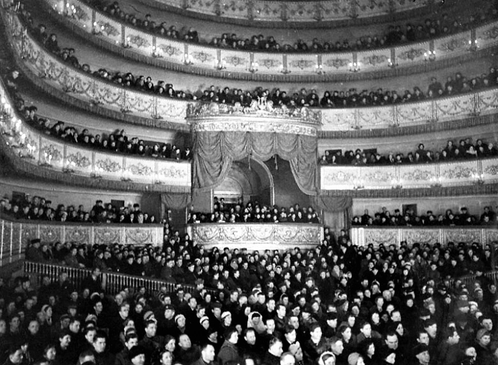 ТЕАТР, КИНО И БАЛЕТ В БЛОКАДНОМ ГОРОДЕ