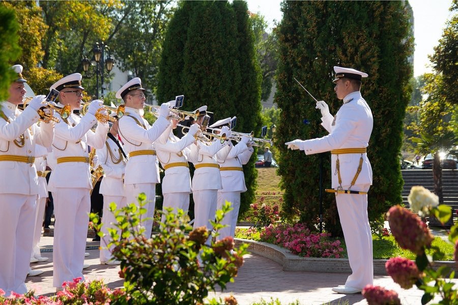 В ГОРОДСКОМ САДУ ФЛЕЙТЫ ДА ВАЛТОРНЫ…