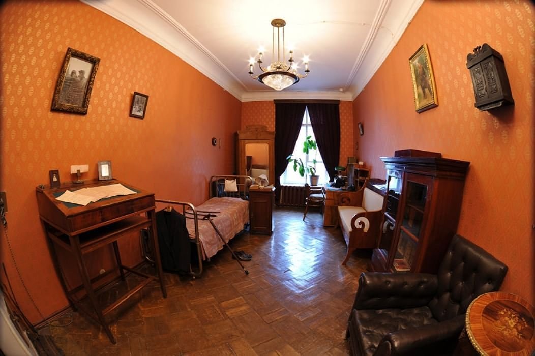 В ГОСТЯХ У ПИСАТЕЛЕЙ