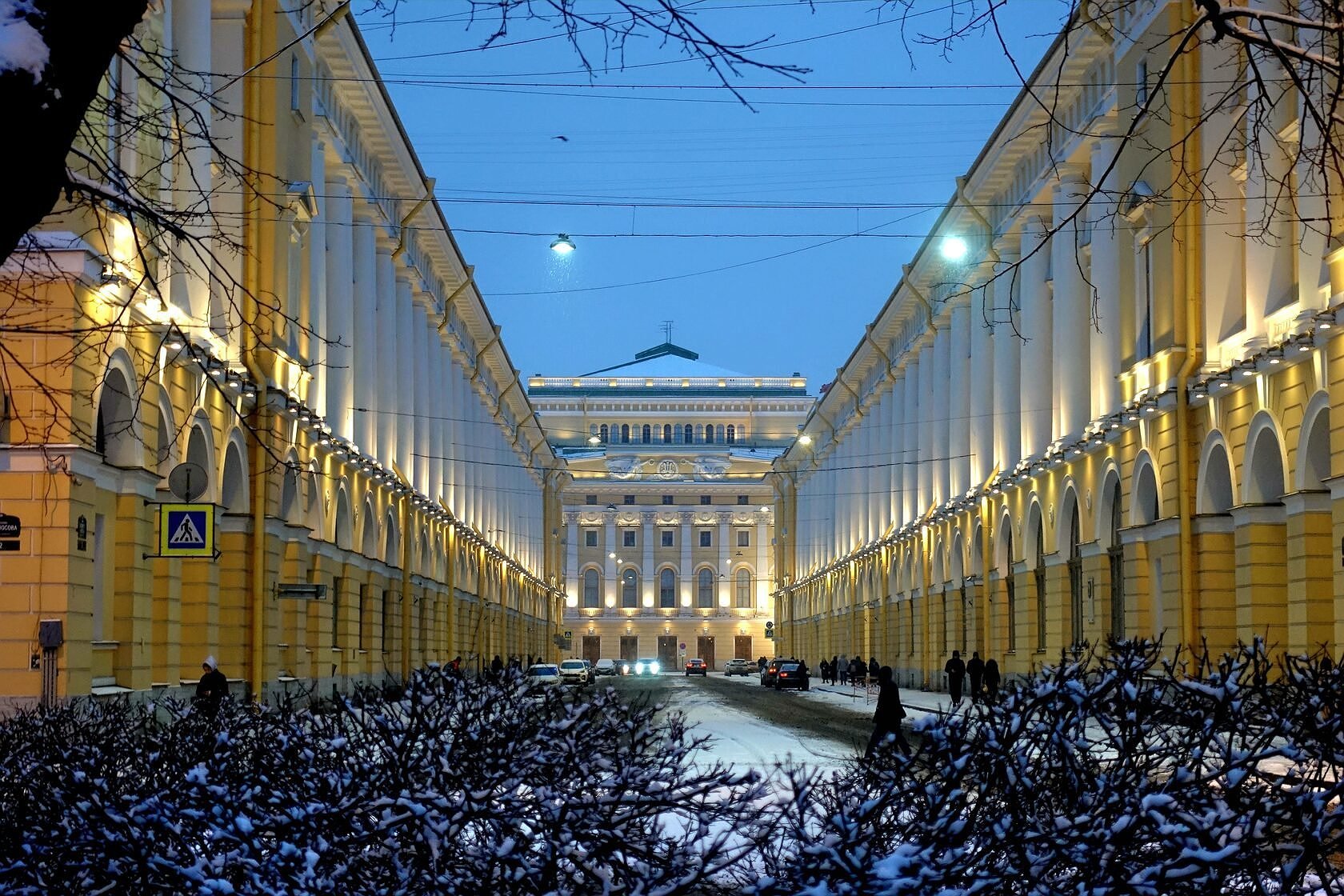 ВДОЛЬ ПО УЛИЦЕ